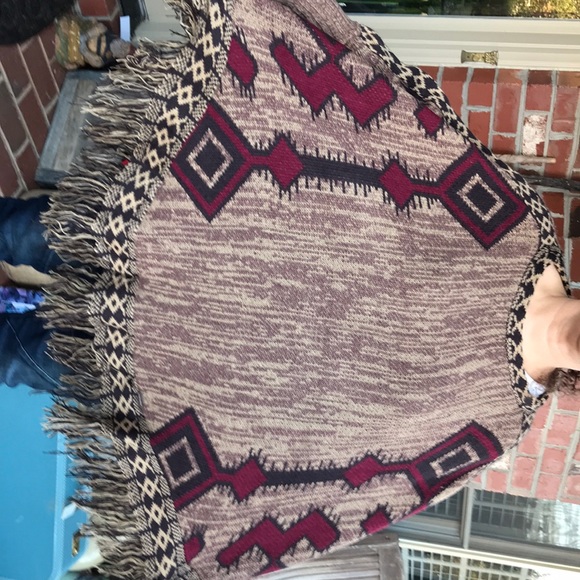 Muk Luks Accessories - Muk Luk Poncho NWT OS Native American Print NWT